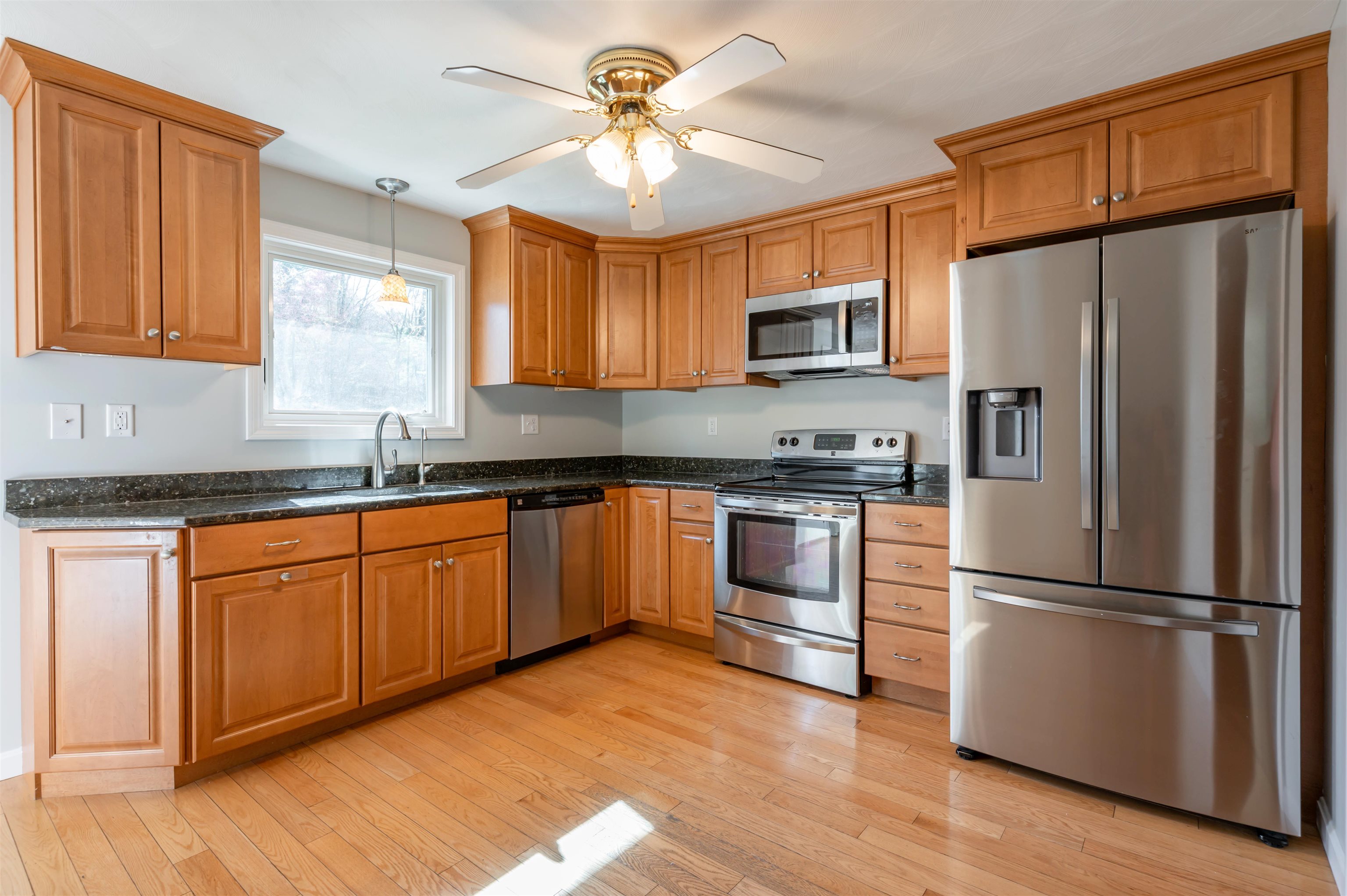 422 Main Dunstable Road Nashua, NH 03062 - Photo 9 of 39