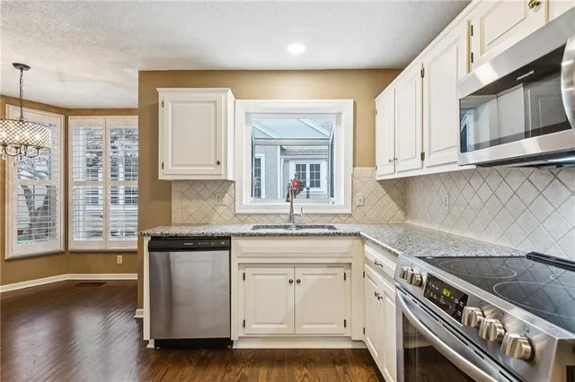 $410,000 | 6712 West 126th Court, Overland Park, KS 66209