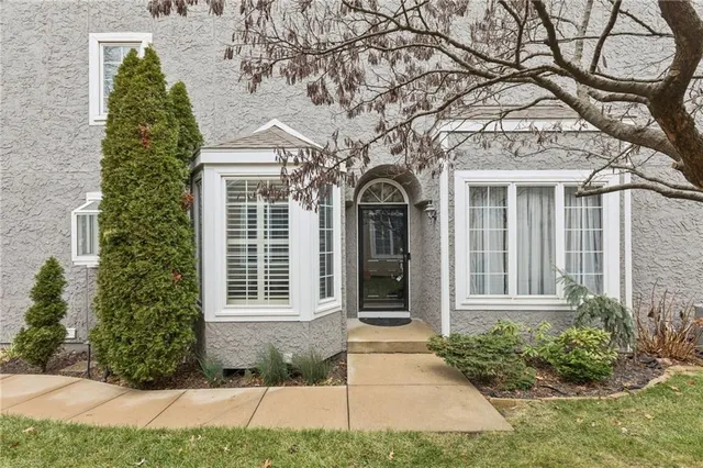 $410,000 | 6712 West 126th Court, Overland Park, KS 66209