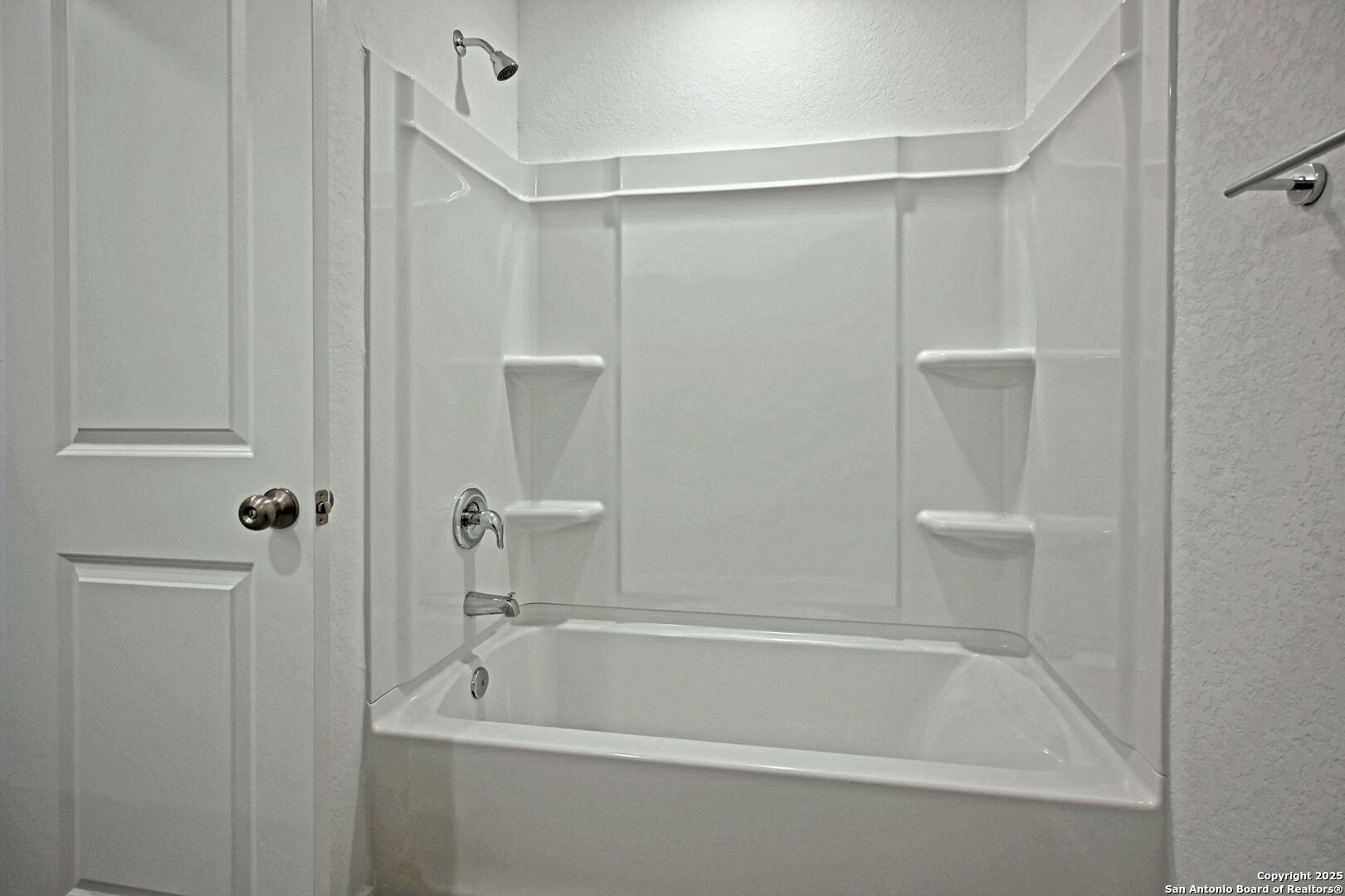 3837 Low Tide Seguin, TX 78155 - Photo 5 of 20 a bathroom with a bathtub