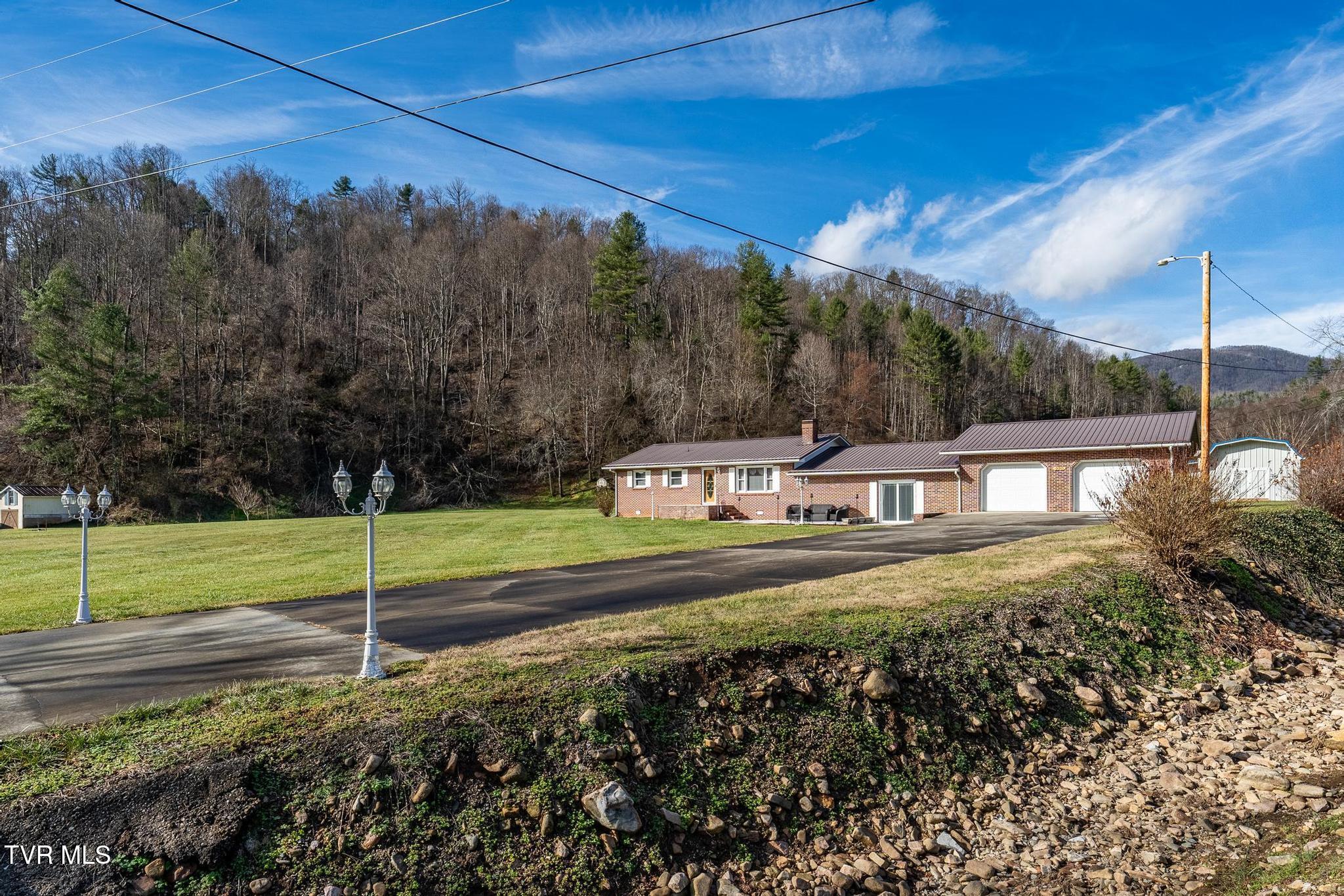 990 Old Highway 67 Butler, TN 37640 - Photo 4 of 70 990 Old Highway 67 (28 of 83)