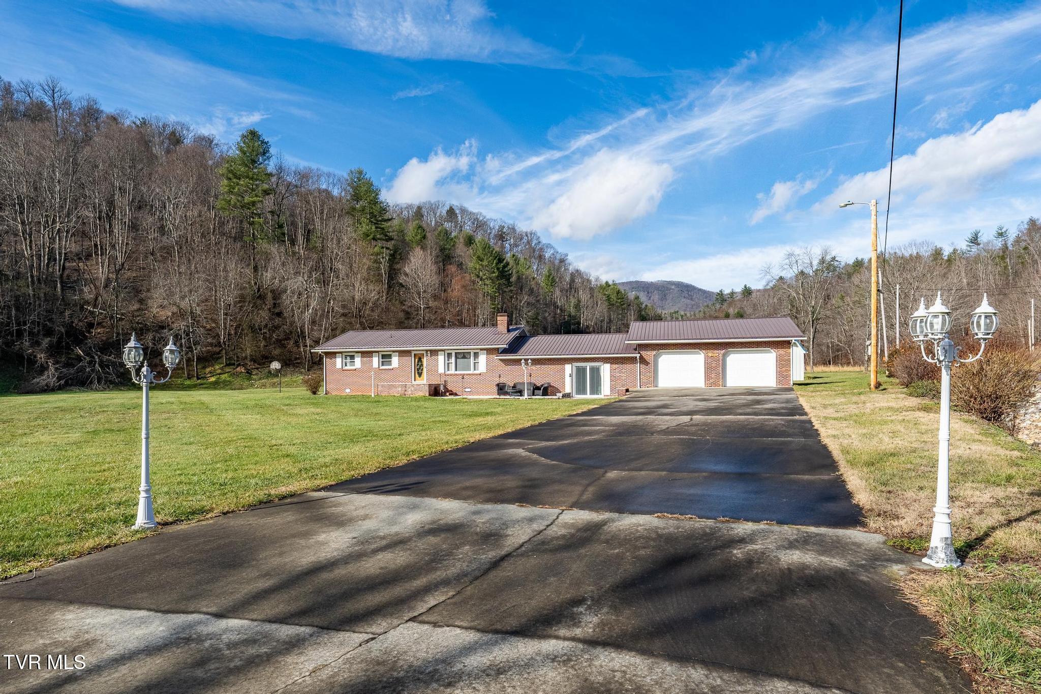 990 Old Highway 67 Butler, TN 37640 - Photo 5 of 70 990 Old Highway 67 (29 of 83)