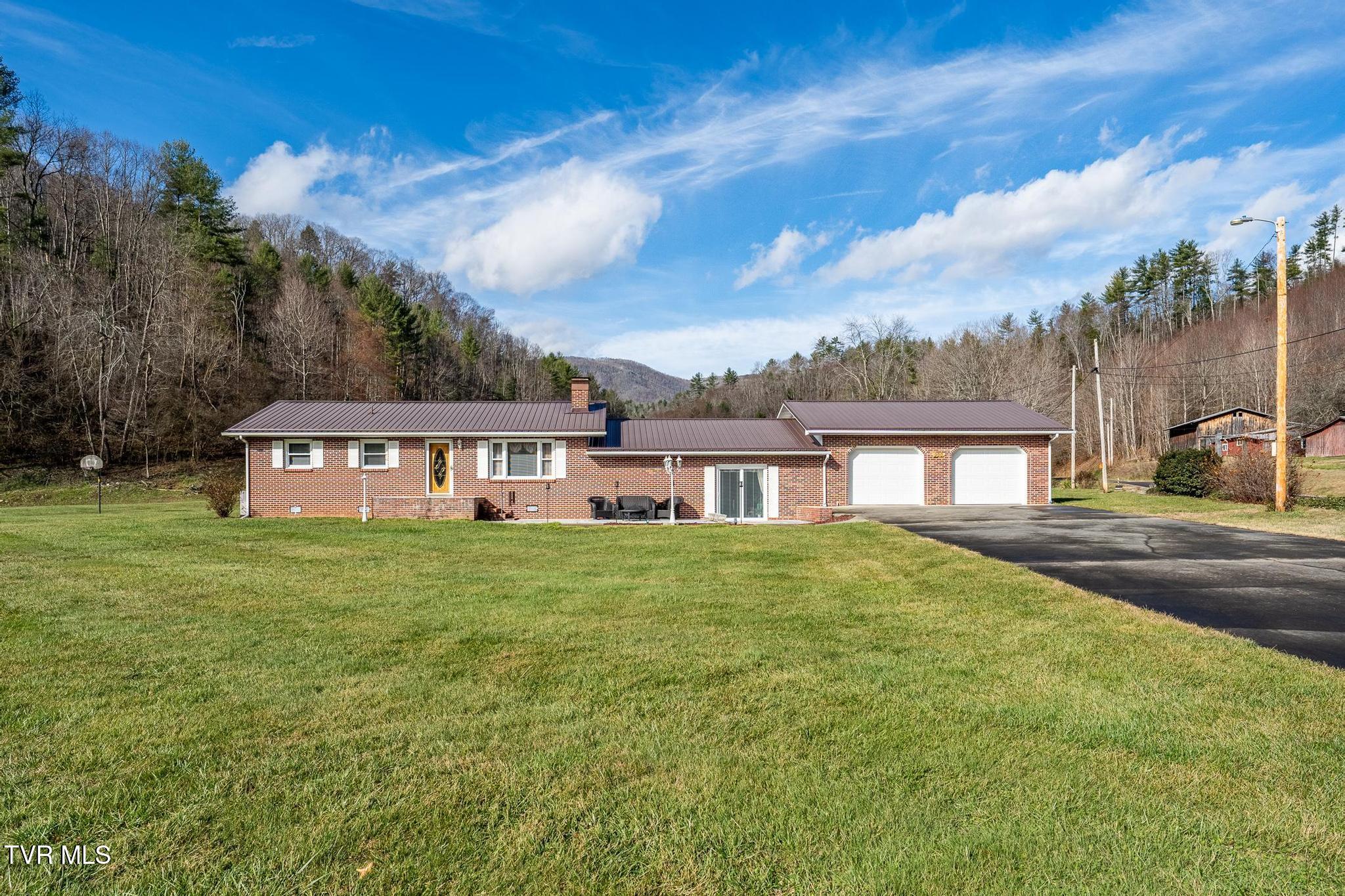 990 Old Highway 67 Butler, TN 37640 - Photo 6 of 70 990 Old Highway 67 (30 of 83)