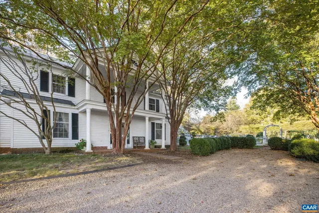 a view of a yard in front of a house