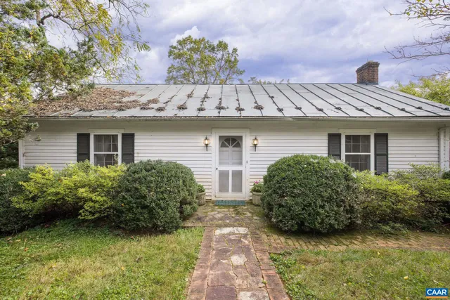 a view of a pathway both side of yard