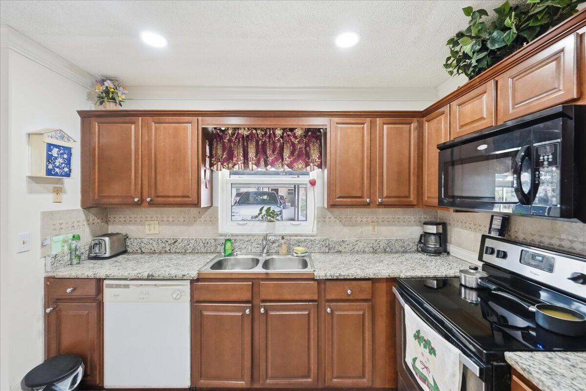 6531 Southeast Federal Highway, Unit Q108 Stuart, FL 34997 - Photo 5 of 36 31-DSC8136