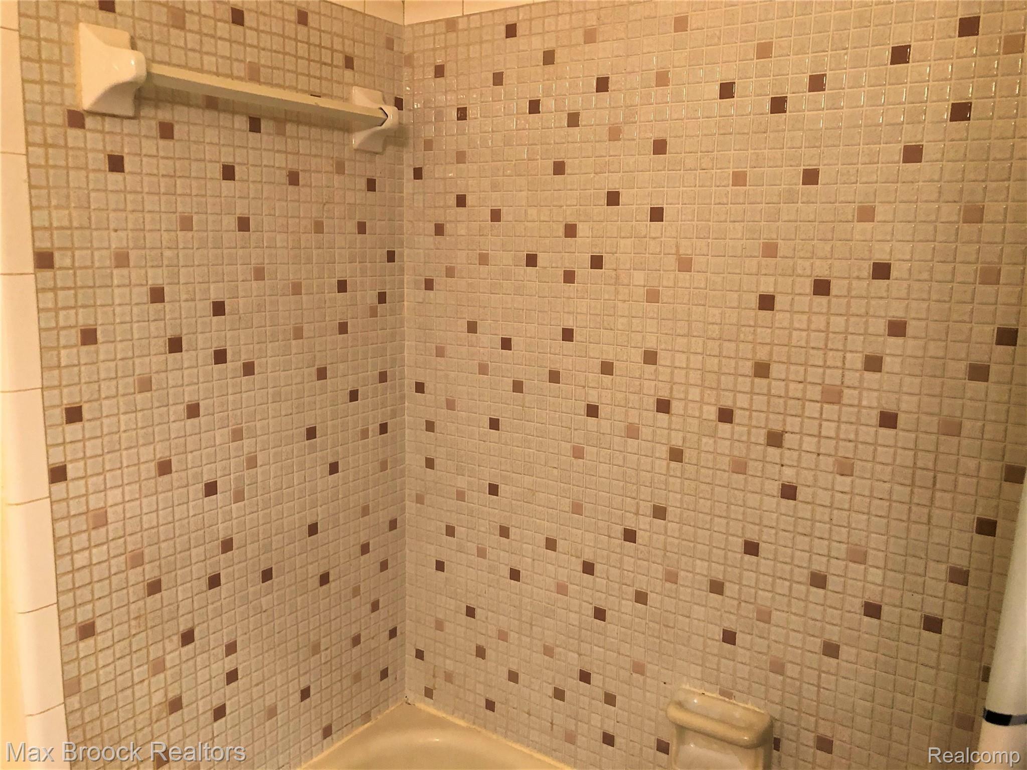 29273 Hayes Road, Unit 7 Warren, MI 48088 - Photo 26 of 36 10.bathroom