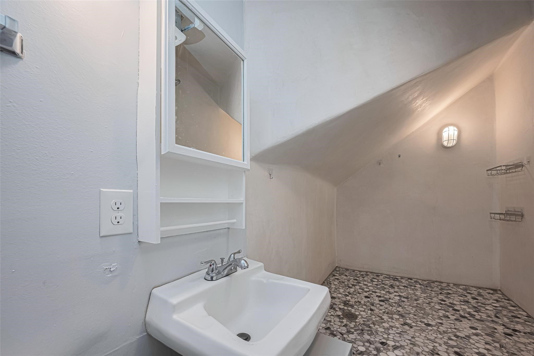 845 Columbia Street, Unit C Houston, TX 77007 - Photo 12 of 12 a bathroom with a sink and a mirror
