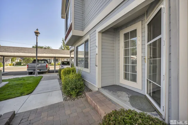 a view of a back yard