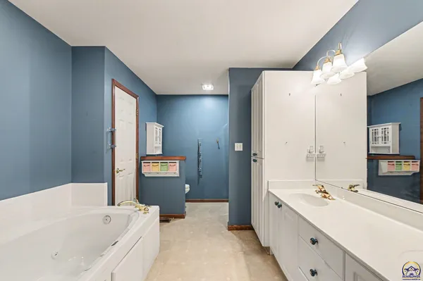 $284,000 | 2448 Southwest Golf View Court, Topeka, KS 66614