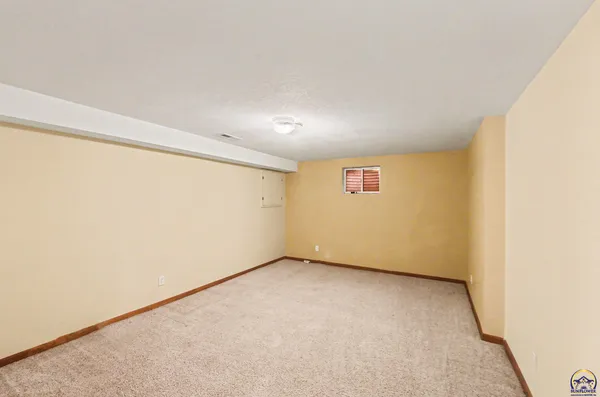 $284,000 | 2448 Southwest Golf View Court, Topeka, KS 66614