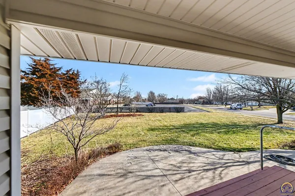 $284,000 | 2448 Southwest Golf View Court, Topeka, KS 66614