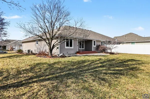 $289,000 | 2448 Southwest Golf View Court, Topeka, KS 66614