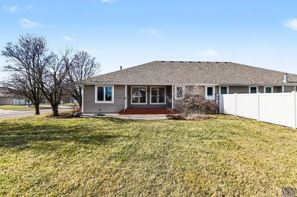 $284,000 | 2448 Southwest Golf View Court, Topeka, KS 66614
