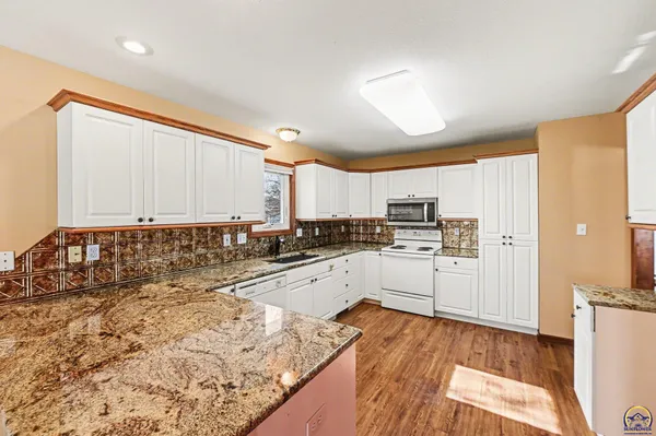 $284,000 | 2448 Southwest Golf View Court, Topeka, KS 66614