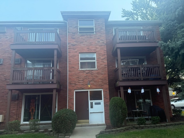 14840 Kilpatrick Avenue, Unit 604 Midlothian, IL 60445 - Photo 1 of 8 a front view of a house with garden