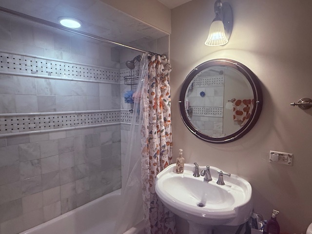 14840 Kilpatrick Avenue, Unit 604 Midlothian, IL 60445 - Photo 5 of 8 a bathroom with a sink and a mirror