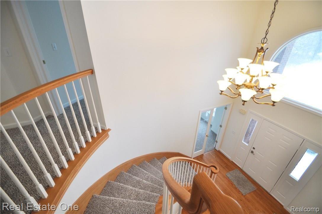 331 Mystic Valley Rochester, MI 48307 - Photo 2 of 39 3.JPG