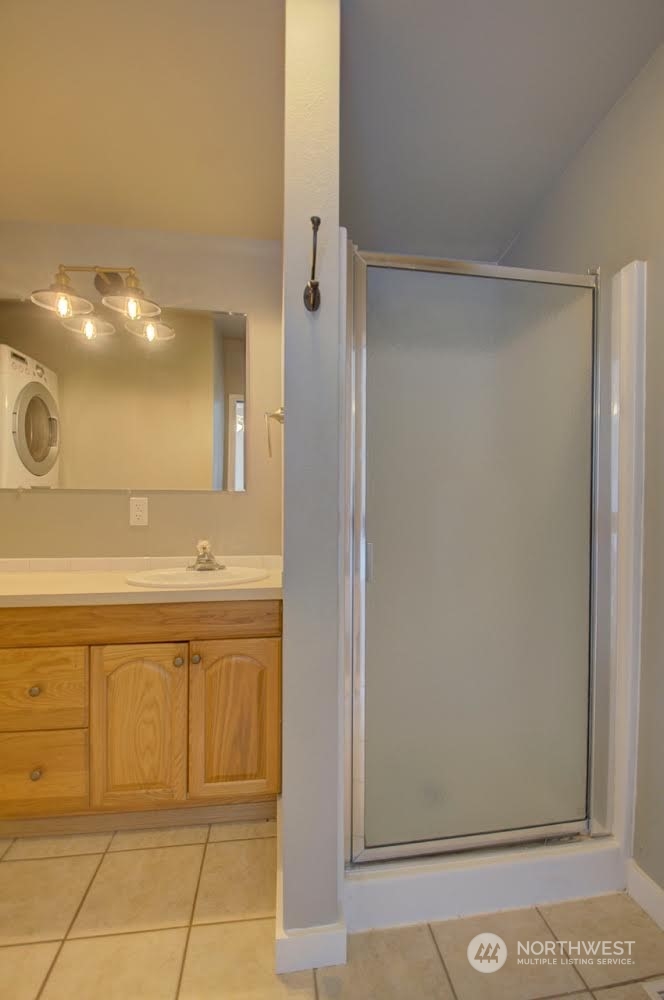 1321 Golf Club Road Southeast Lacey, WA 98503 - Photo 16 of 25 a bathroom with a bathtub and a sink