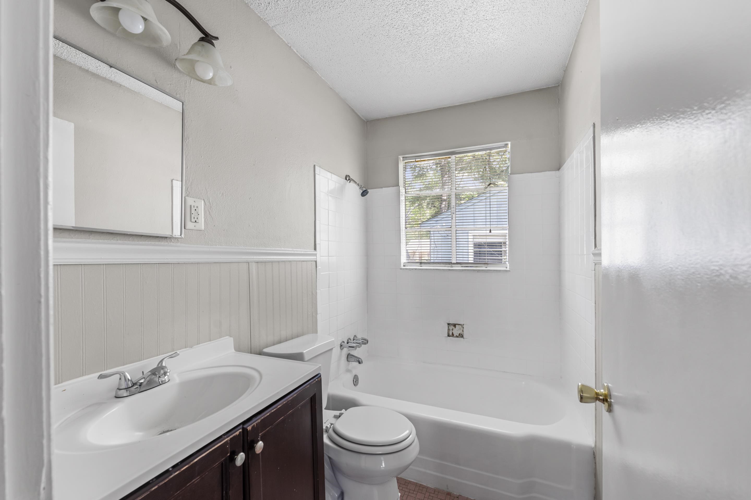 1418 South Perkins Road Memphis, TN 38117 - Photo 5 of 21 a bathroom with a sink a toilet and shower