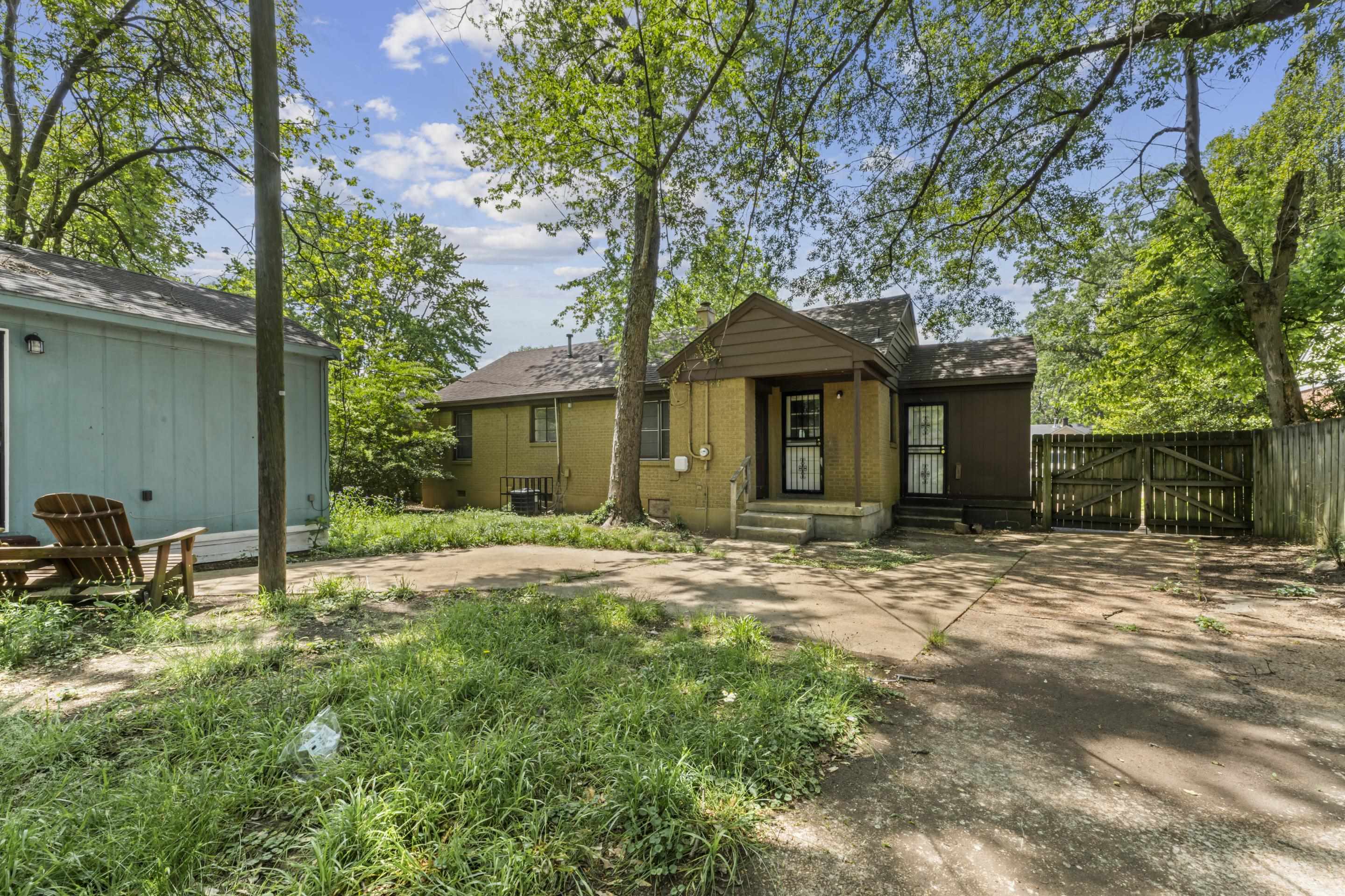 1418 South Perkins Road Memphis, TN 38117 - Photo 6 of 21 a front view of a house with a garden