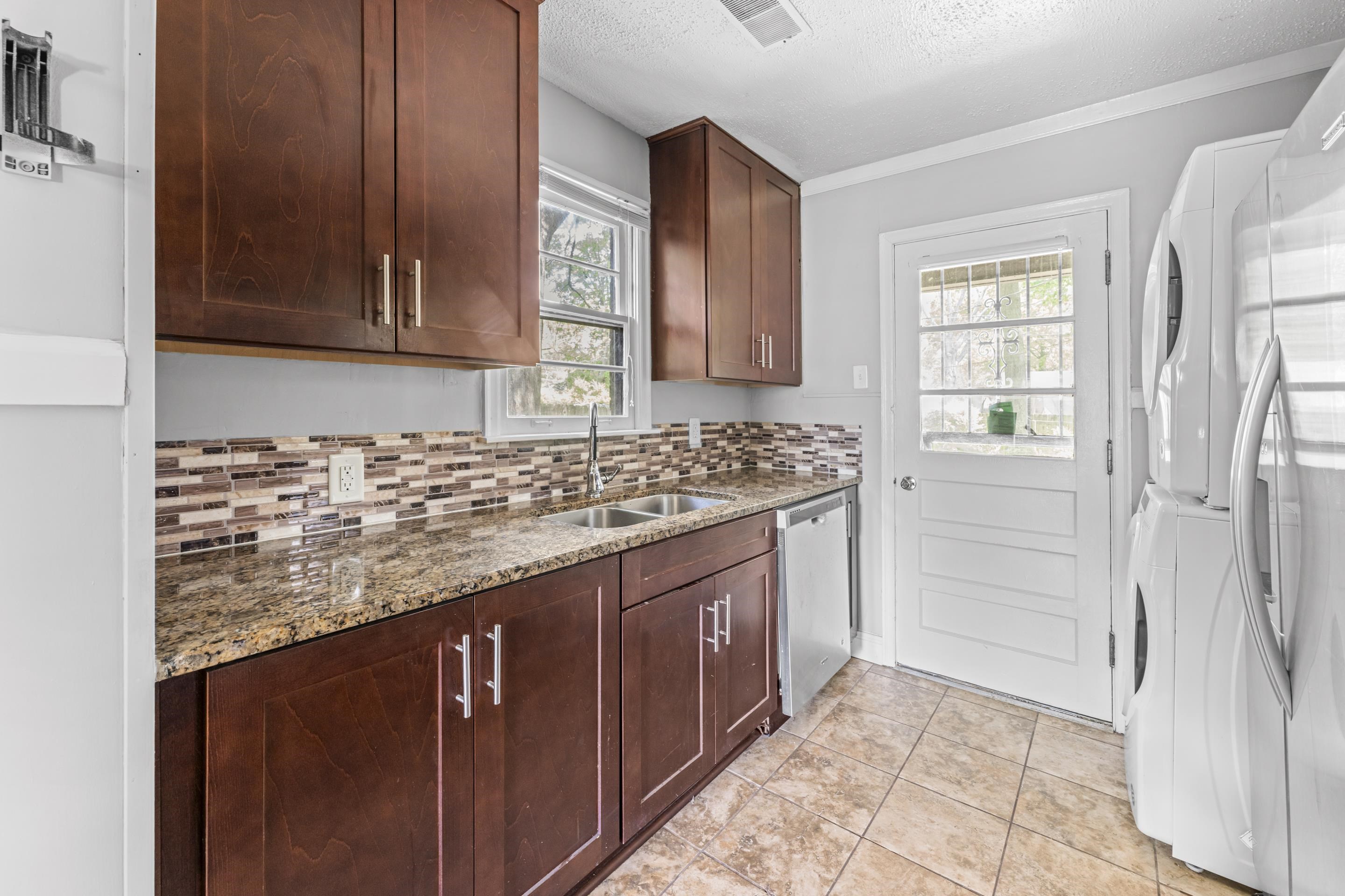 1418 South Perkins Road Memphis, TN 38117 - Photo 7 of 21 a kitchen with granite countertop cabinets and window