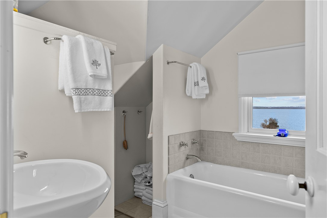 561 Indian Avenue Middletown, RI 02842 - Photo 24 of 42