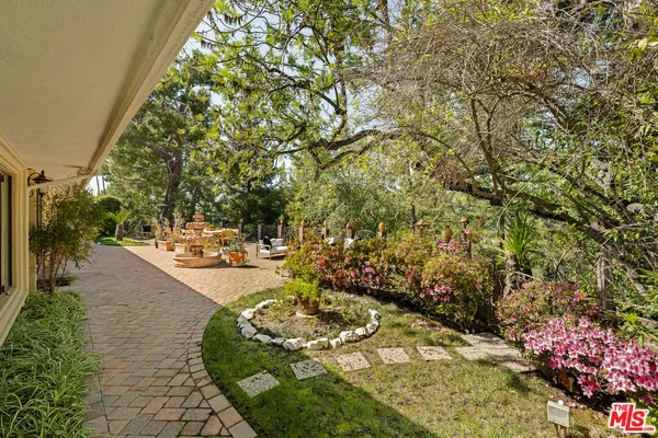 $2,495,000 | 11411 Dona Lola Drive, Studio City, CA 91604