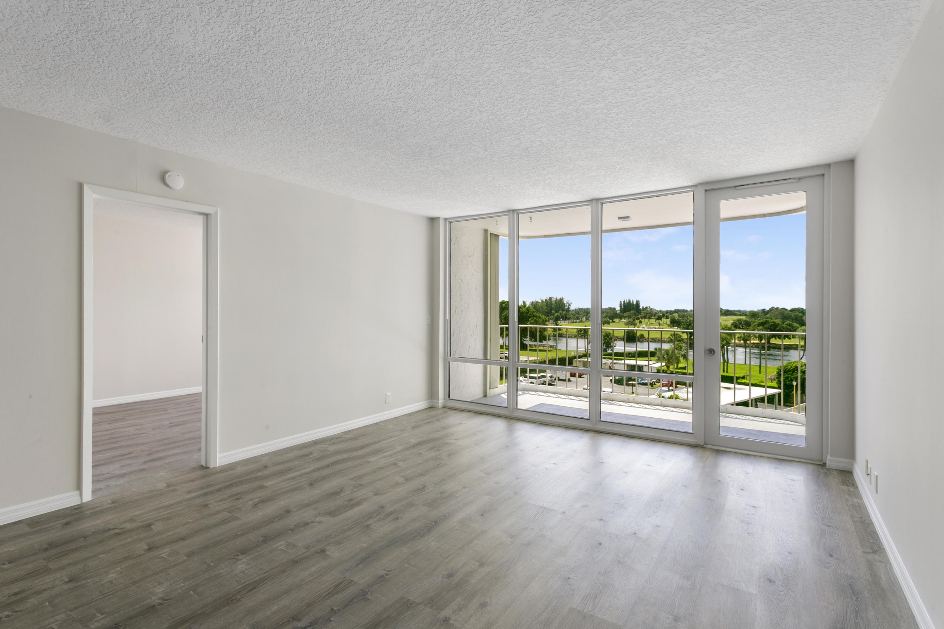 336 Golfview Road, Unit 515 North Palm Beach, FL 33408 - Photo 11 of 18 Living Room