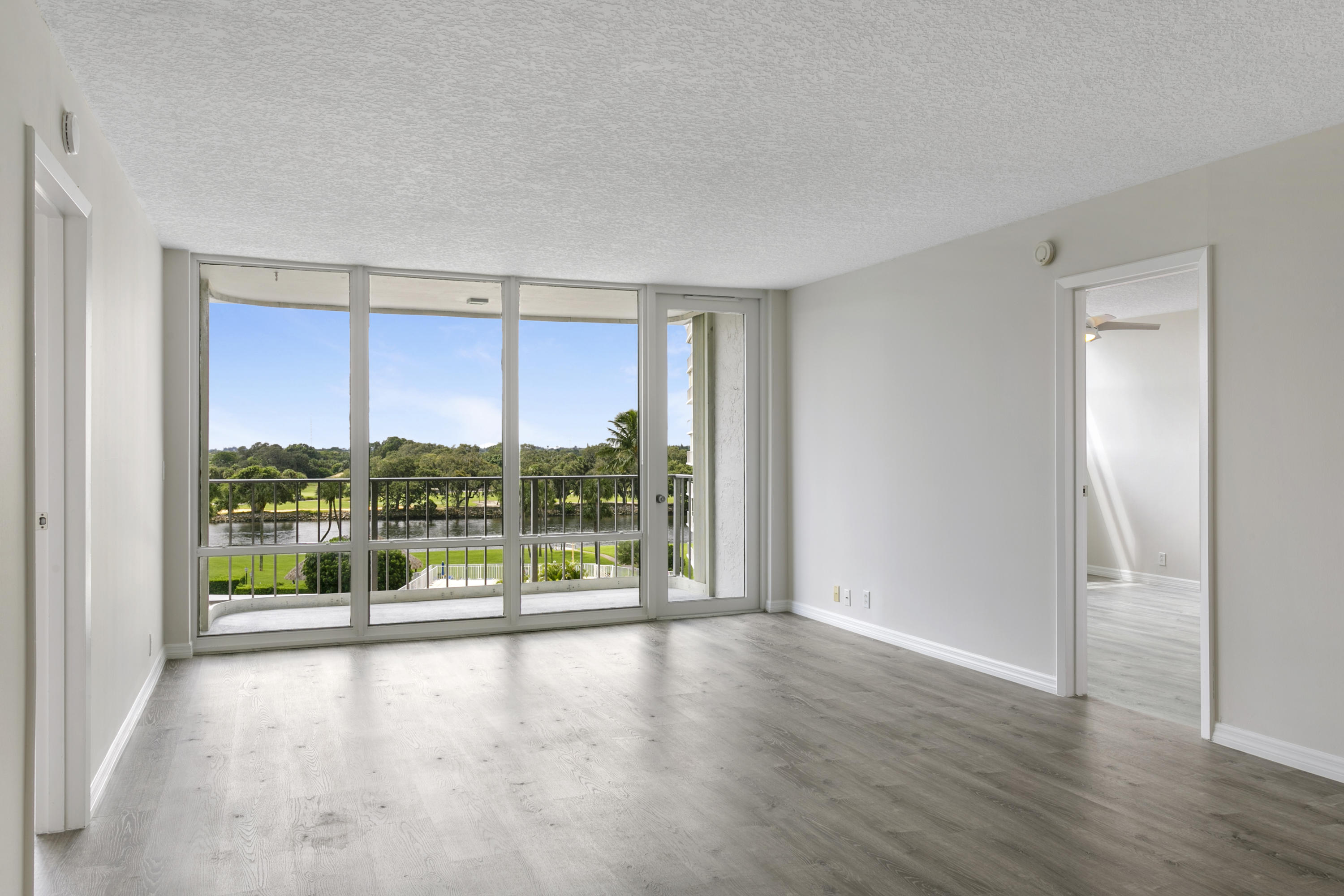 336 Golfview Road, Unit 515 North Palm Beach, FL 33408 - Photo 6 of 18 Dining+Living Room