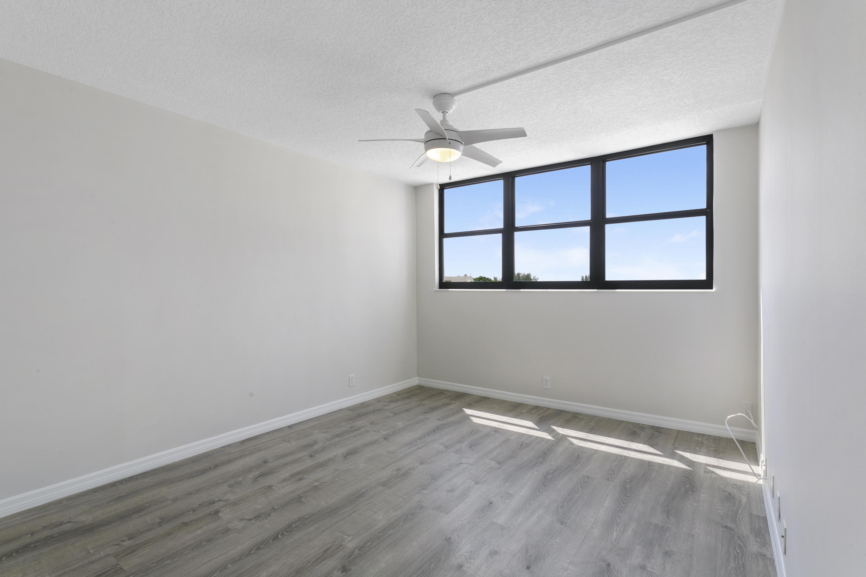 336 Golfview Road, Unit 515 North Palm Beach, FL 33408 - Photo 9 of 18 Master Bedroom
