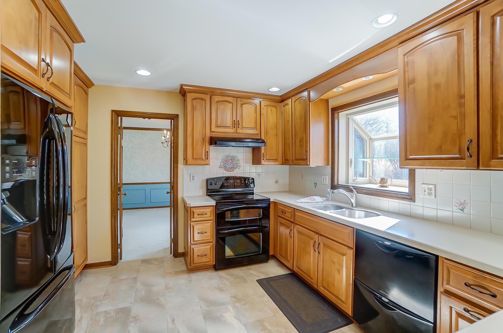 2221 Sandover Road Columbus, OH 43220 - Photo 14 of 79 017