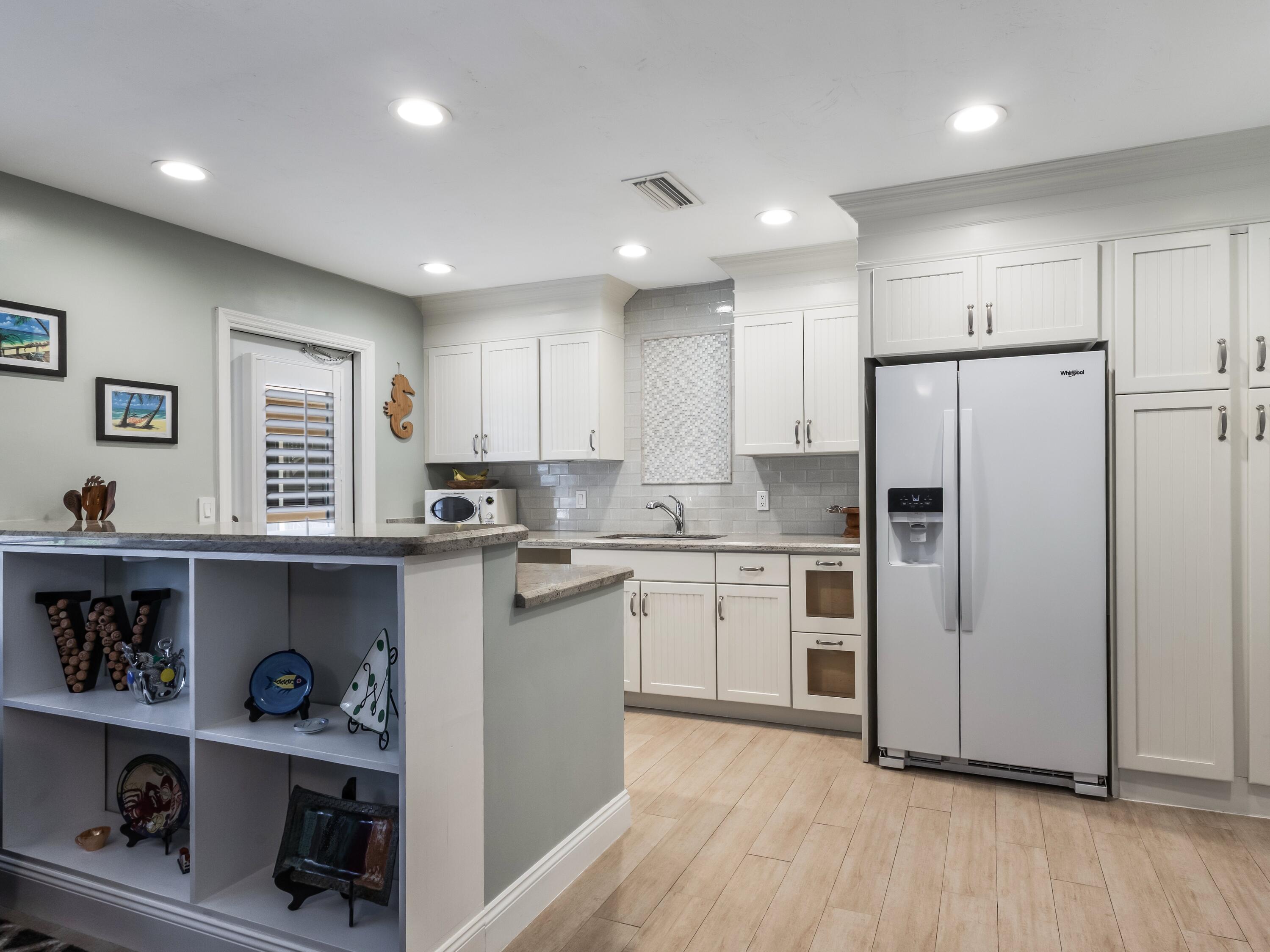 2753 Northeast 28th Street, Unit 2E Lighthouse Point, FL 33064 - Photo 4 of 13 Kitchen