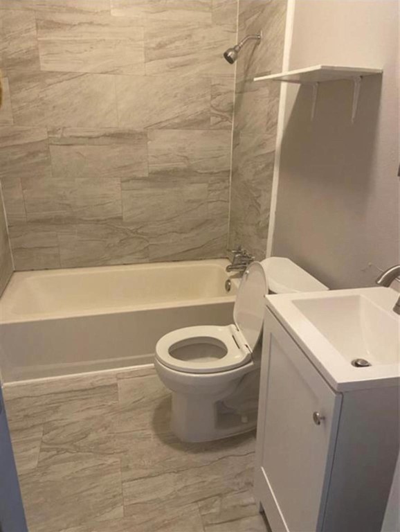 314 New Mexico Street Houston, TX 77029 - Photo 5 of 6 a bathroom with a toilet and a bathtub