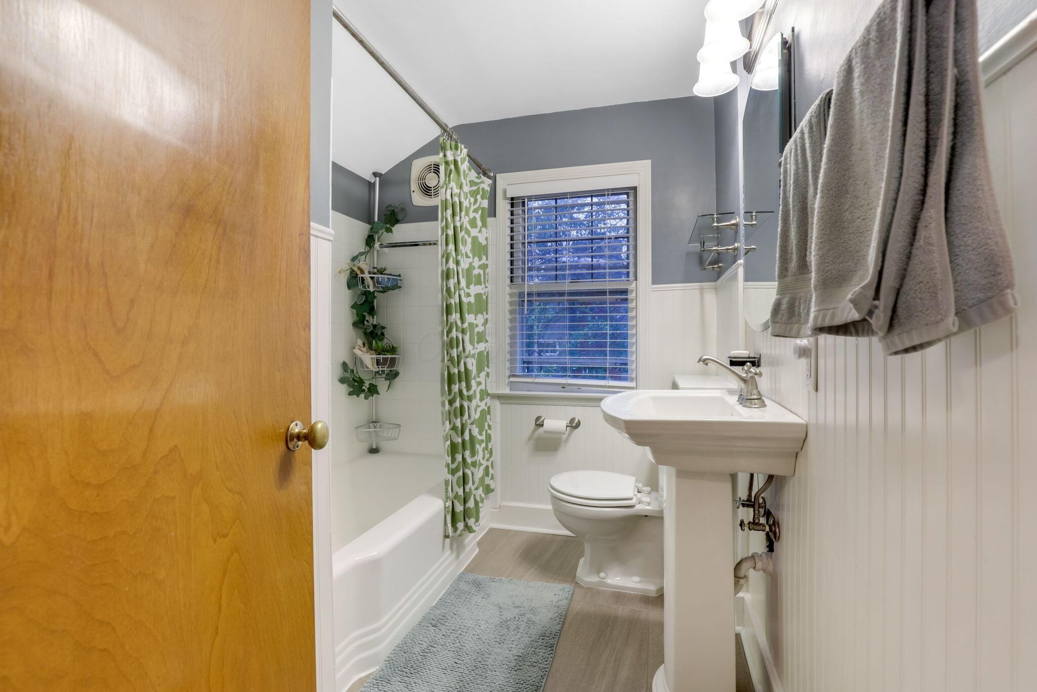 371 Arden Road Columbus, OH 43214 - Photo 31 of 69 2nd Floor Bathroom