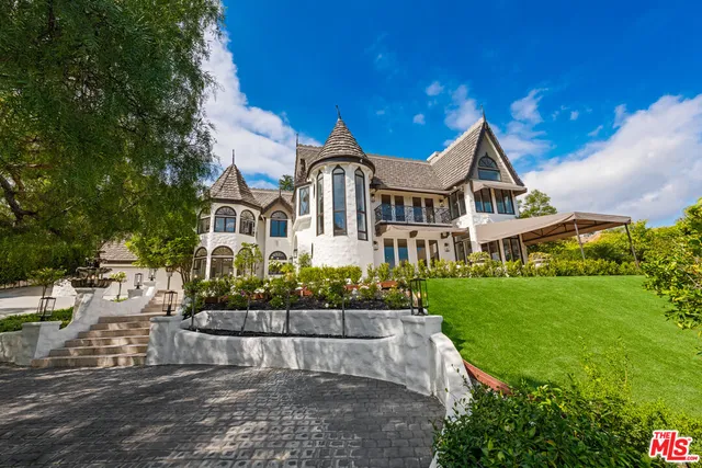 a view of entryway and hall