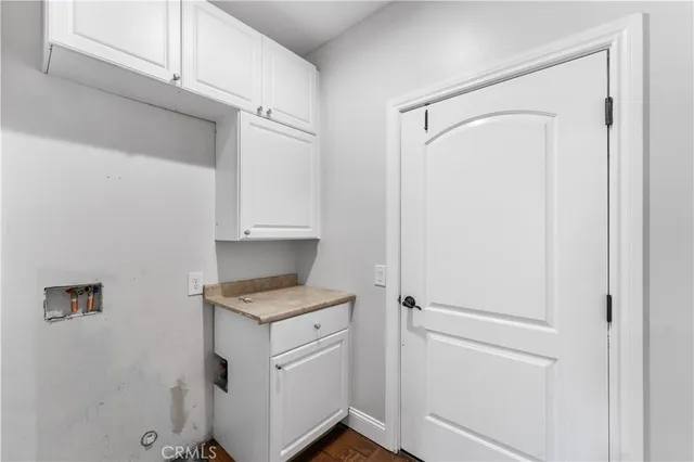 a view of a livingroom with hardwood floor and a ceiling fan
