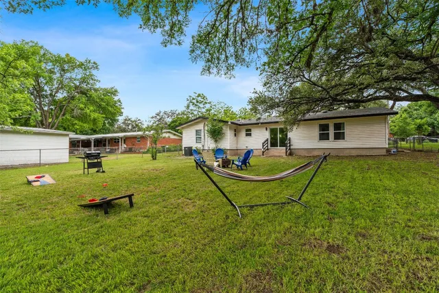 a view of a house with backyard