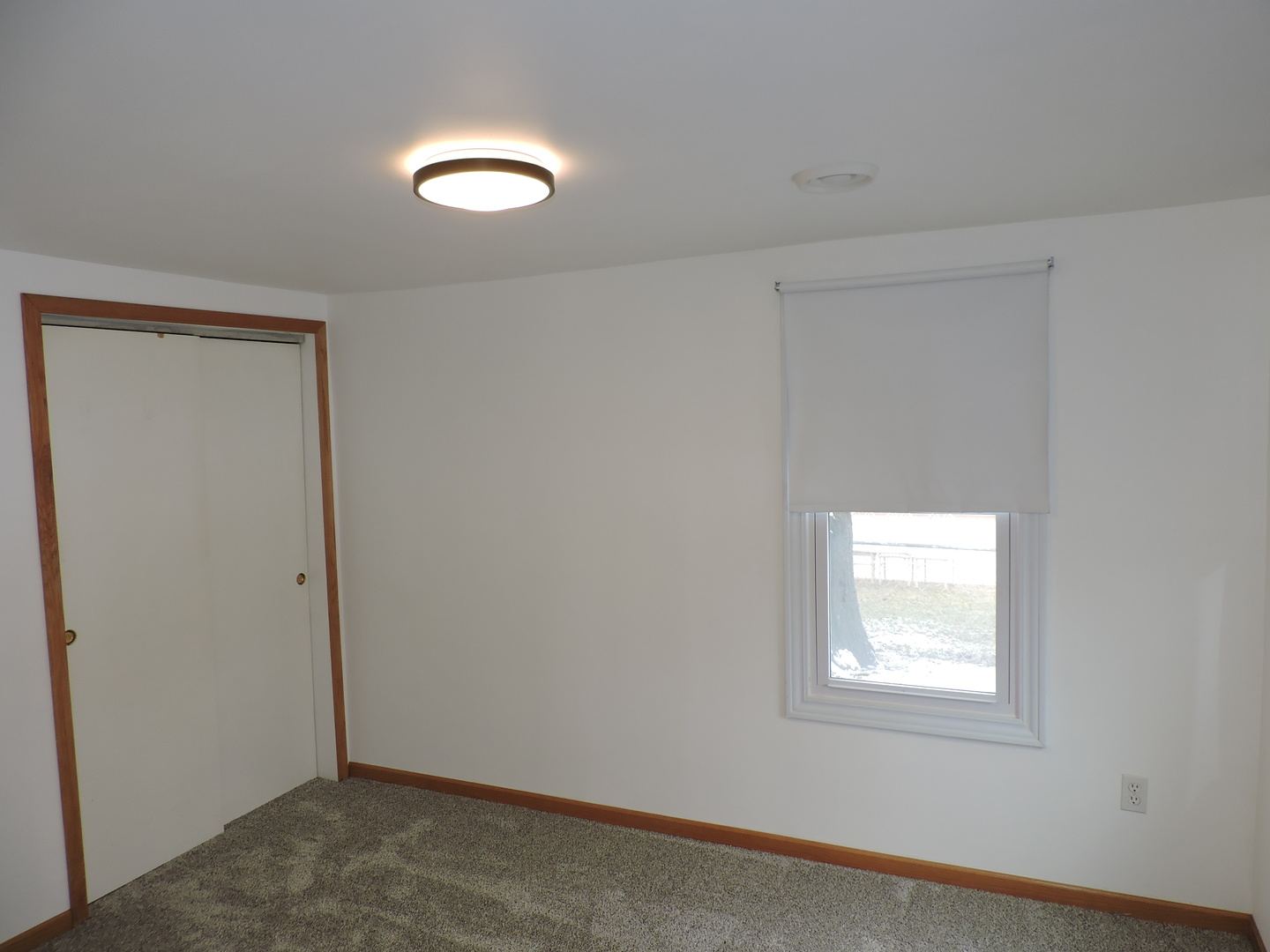 7749 79th Place Bridgeview, IL 60455 - Photo 11 of 19 an empty room with a window