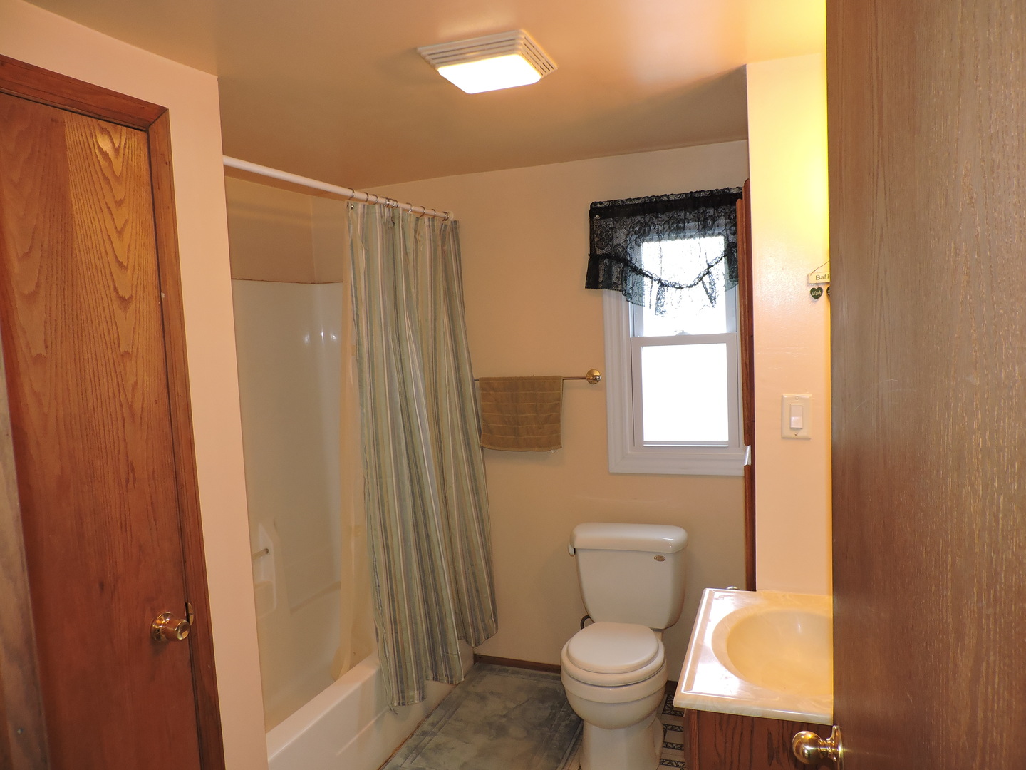 7749 79th Place Bridgeview, IL 60455 - Photo 17 of 19 a bathroom with a toilet and a shower