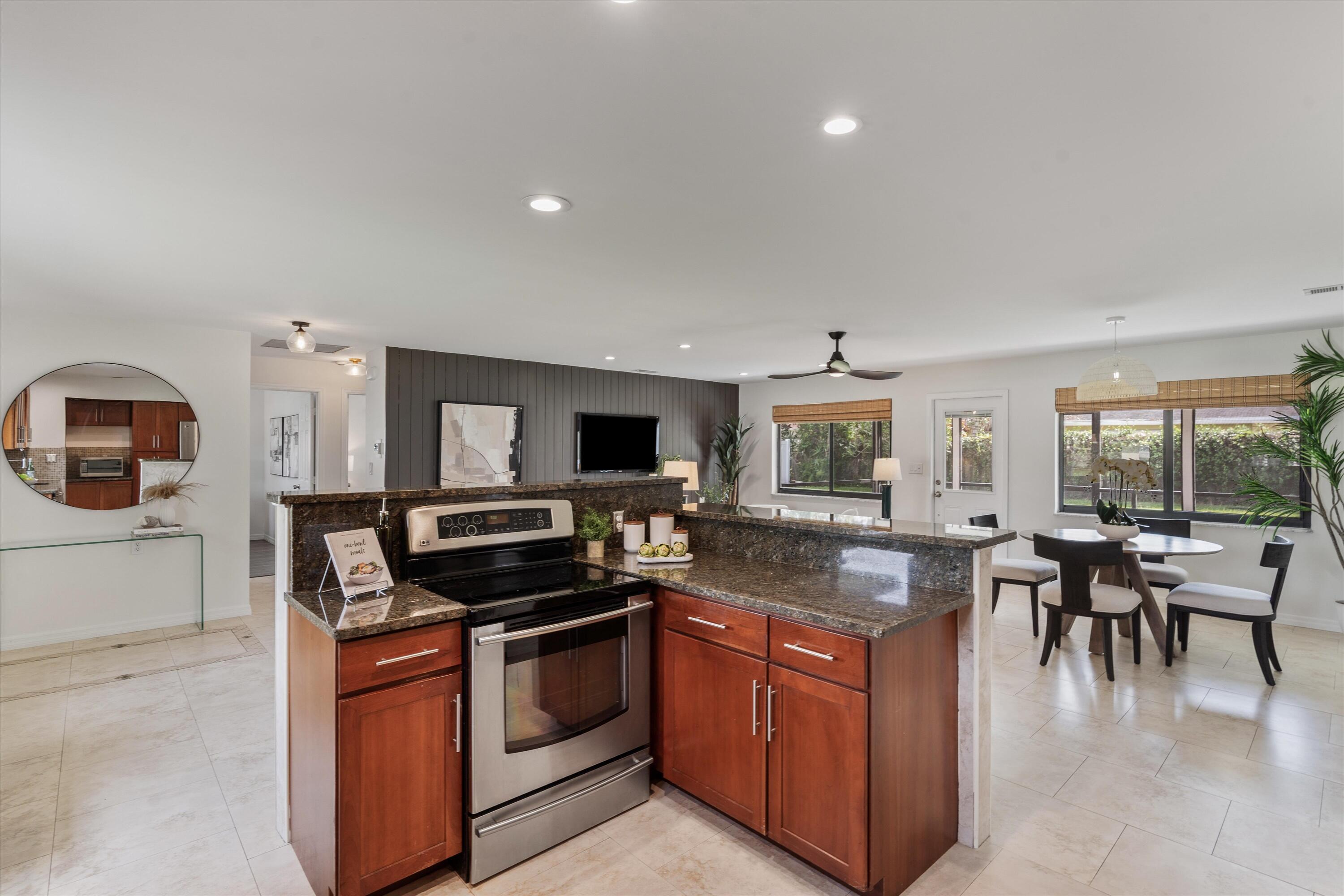 6 Windsor Road West Jupiter, FL 33469 - Photo 12 of 25 09-6 Windsor Road W Jupiter, FL-108