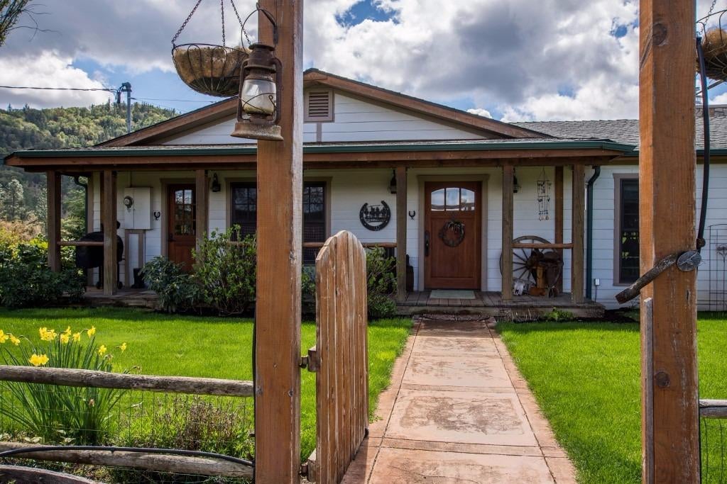 5401 Old Stage Road Central Point, OR 97502 - Photo 1 of 35 Primary Photo
