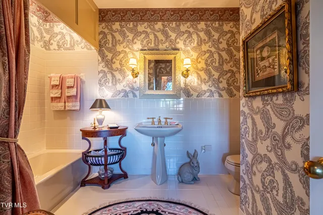 $805,000 | 19134 Amelia Drive, Abingdon, VA 24211