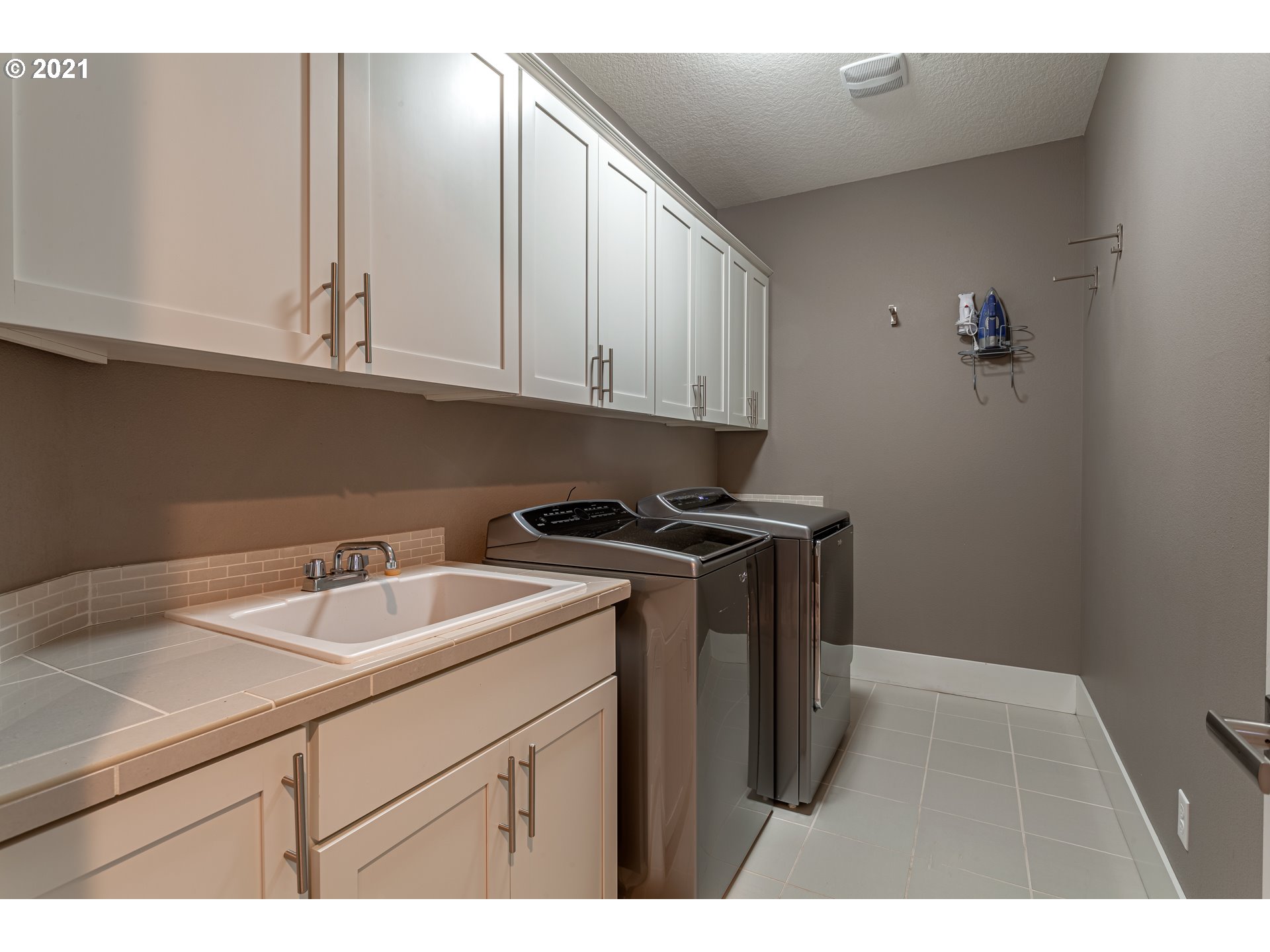 10340 Southwest Ridgeview Lane Portland, OR 97219 - Photo 25 of 32 Gallery Image 25