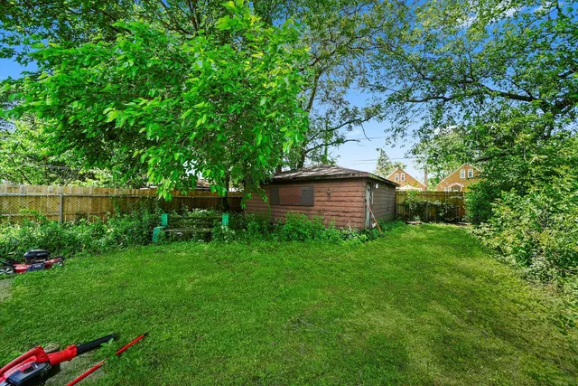 a view of a back yard