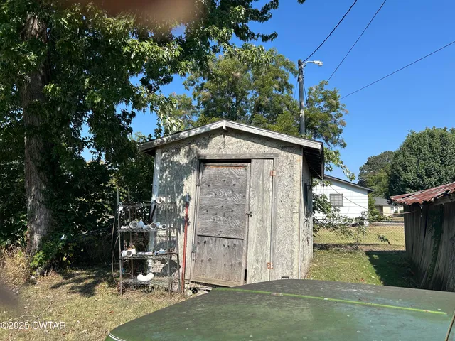 a view of a house with a tree