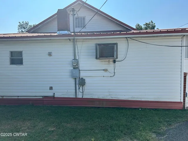 a view of a back yard of the house