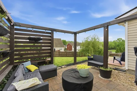 a view of a back yard