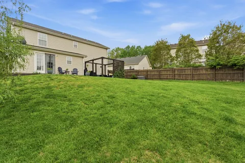 a view of a back yard