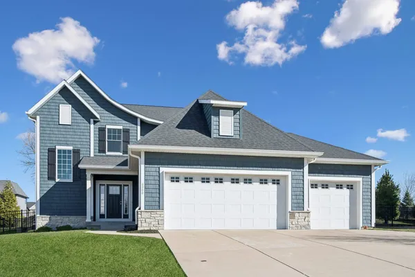 $849,900 | 6900 Grover Street, Bettendorf, IA 52722